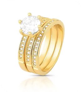 Anel solitário dourado com pedra central grande e aro cravejado de pequenas zircônias.