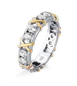 Anel prateado com detalhes dourados e design moderno em relevo.