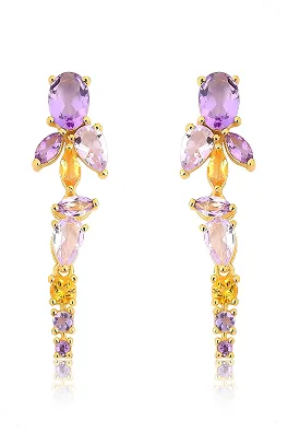 Par de brincos com pedras lilás e base dourada, com design delicado e alongado.