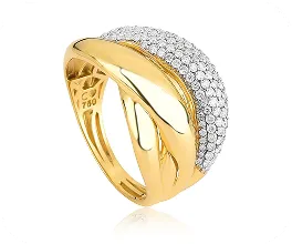 Anel dourado com detalhe em pavê de zircônias e design curvado moderno.