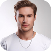 Modelo masculino com colar prateado e camiseta branca, olhando para a câmera.