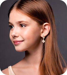 Modelo jovem com cabelo castanho claro usando brincos delicados de gota prateada.