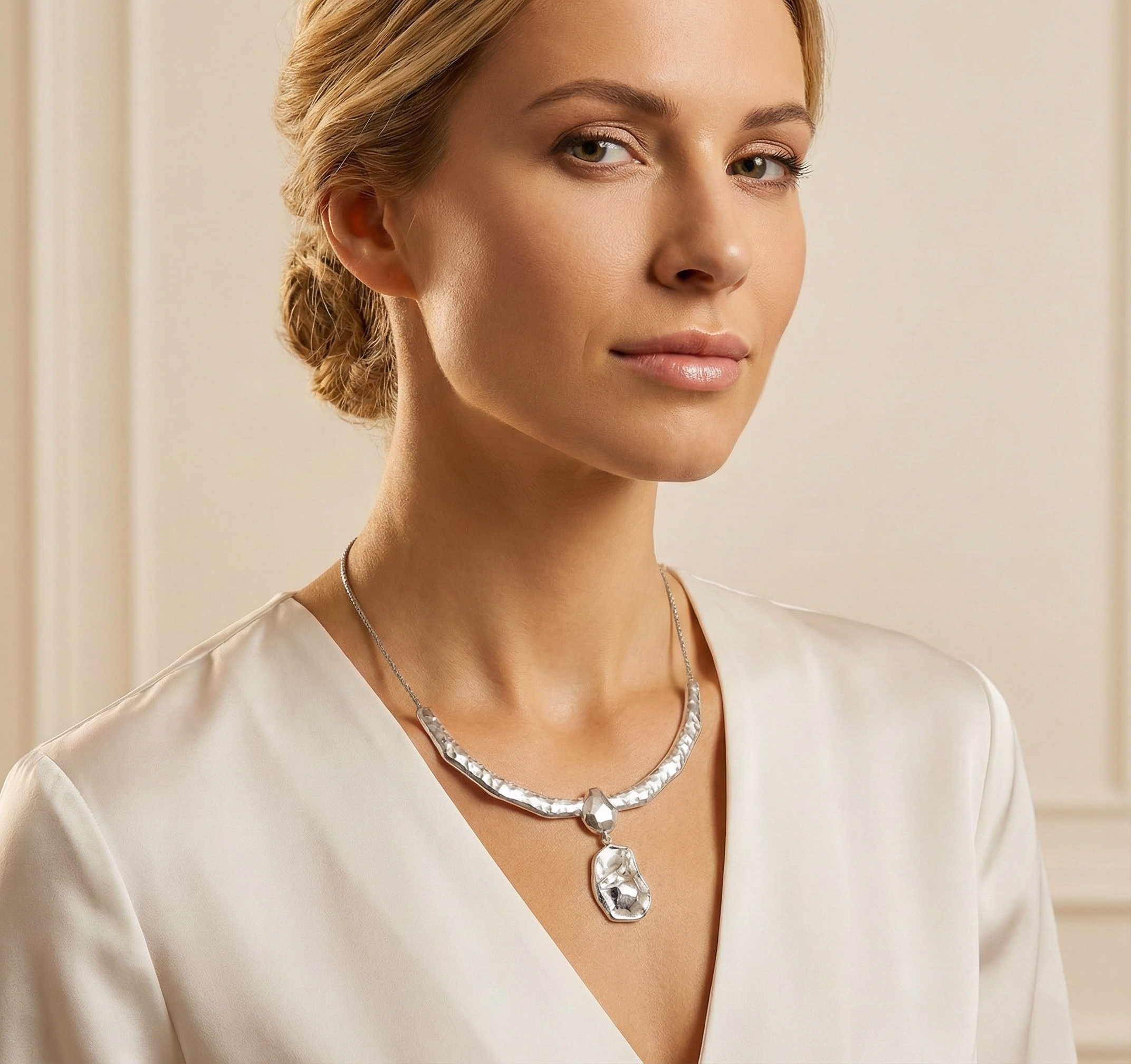 Modelo de Inteligencia Artificial com anel de diamante, tocando o rosto com a mão e expressão suave.