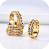 Conjunto de anéis dourados com detalhes em zircônias, empilhados em composição elegante.