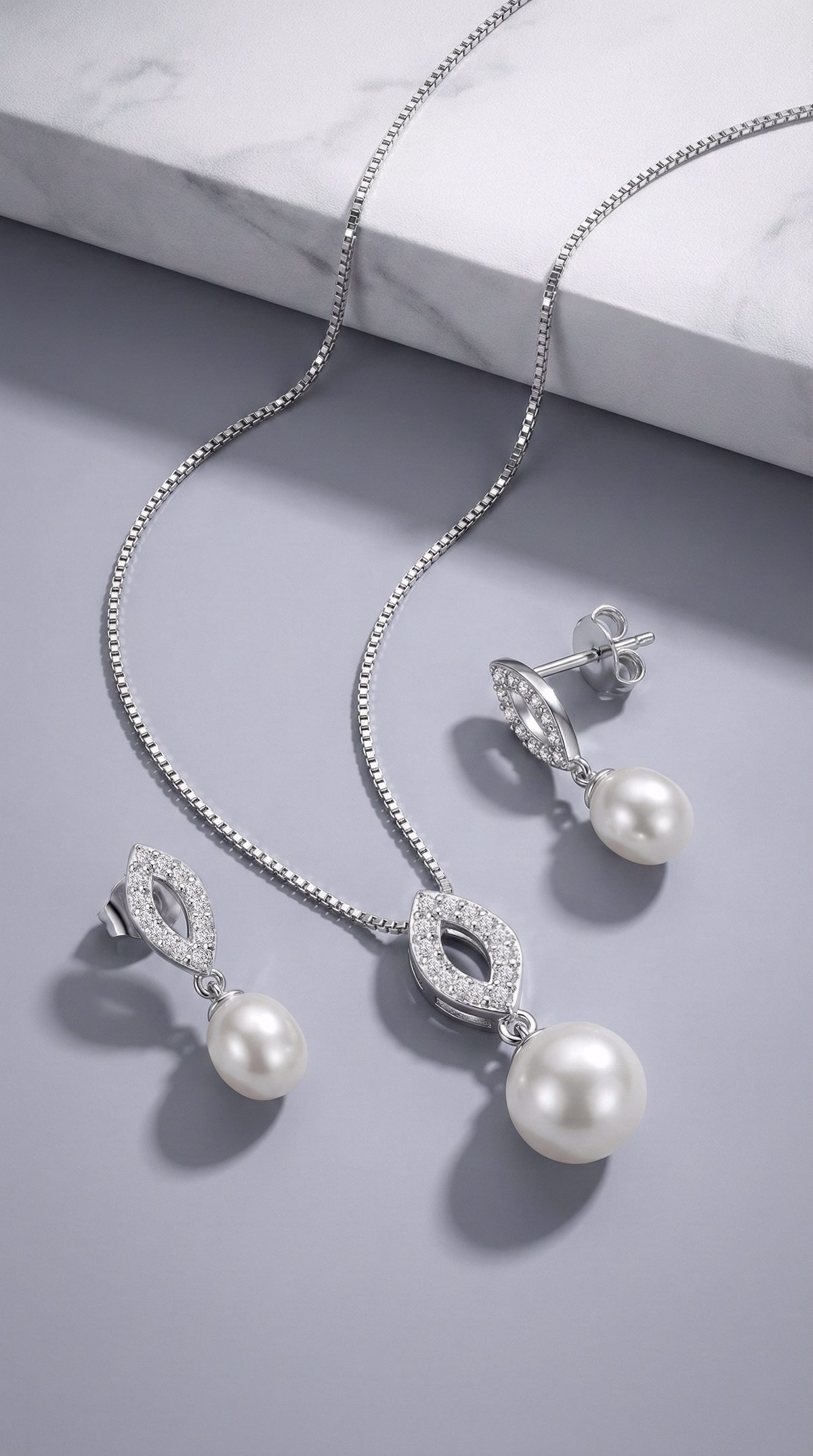 Close de corrente de ouro com elos grandes e pequenos, dispostos de forma a mostrar a textura e o brilho do material.