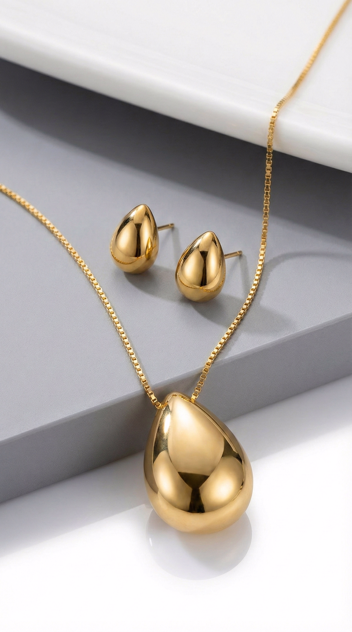 Conjunto de anéis de ouro com detalhes de pedras brilhantes, empilhados de forma a criar uma composição elegante.