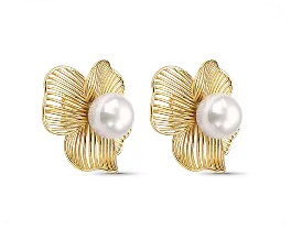 Brincos dourados em formato de flor com pérola central.