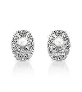 Brincos prateados com pérolas centrais e detalhes texturizados.