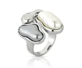 Anel prateado com três corações sobrepostos em acabamento polido.