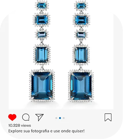 Brincos prateados com pedras azuis retangulares dispostos verticalmente em fundo de interface de rede social.
